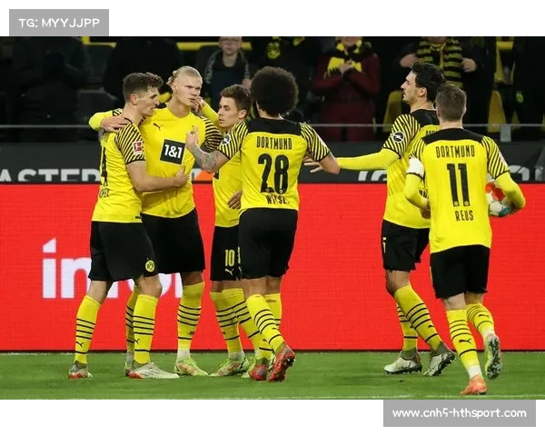 汉堡球员卡帕多头球击中横梁,多特蒙德逃过一劫